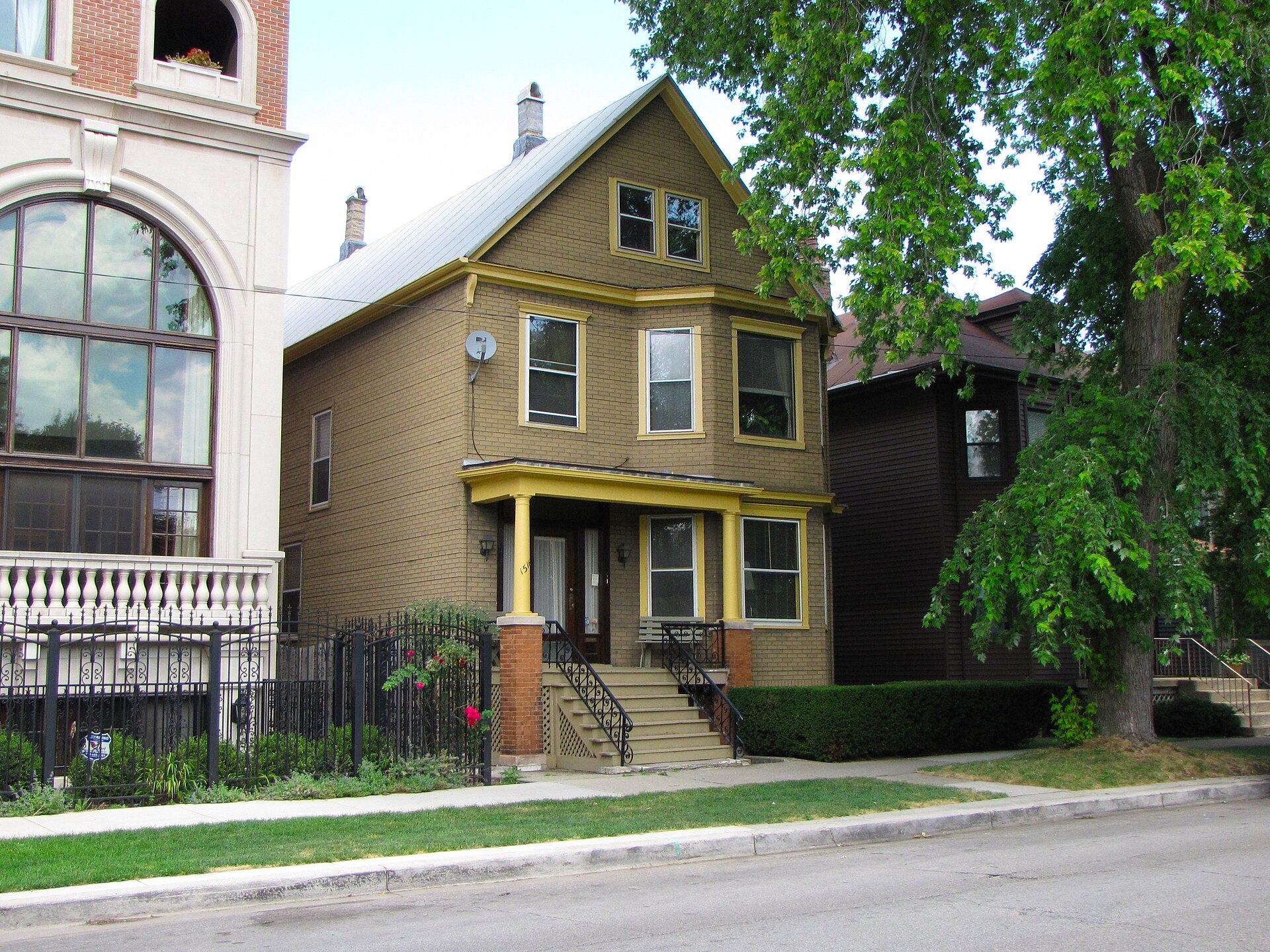 Family Matters house, at 1516 W. Wrightwood Avenue in Chicago, Illinois. The structure to the left of the Family Matters house did not exist at the time the exterior shots for Family Matters were fil